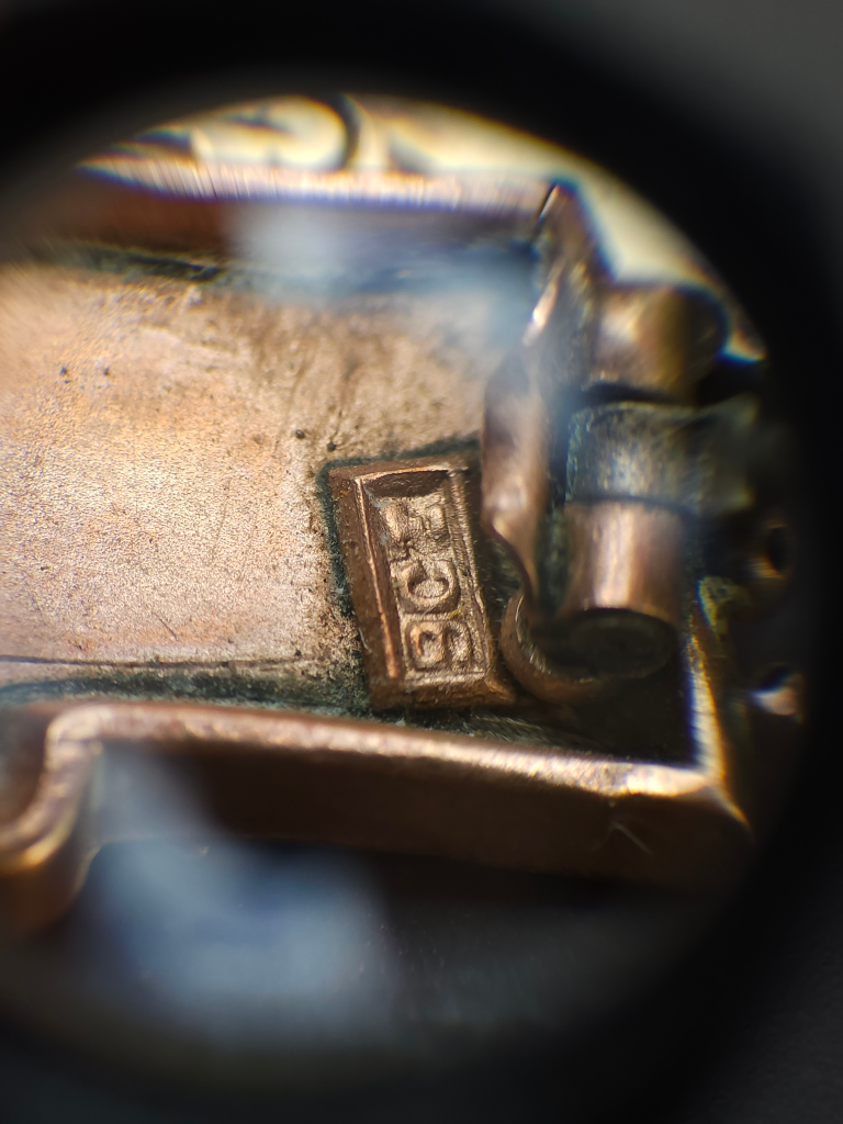 an assayed 9ct mark on a brooch.