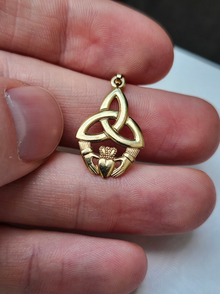 Irish Claddaugh Trinity Knot 9K Gold Pendant