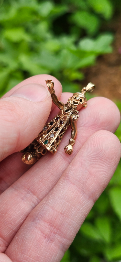 9ct gold articulated clown pendant
